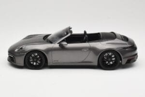 Porsche 911 992 Carrera 4 GTS Kabrioletas Grey Metallic Minichamps 1:18 155063031 Metalas - nuotrauka 3 iš 6