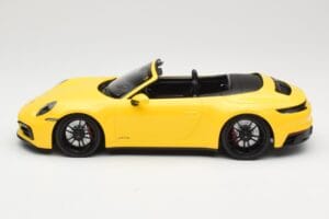 Porsche 911 992 Carrera 4 GTS Kabrioletas Geltonas Minichamps 1:18 155063030 Metalas - nuotrauka 3 iš 6