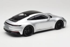 Porsche 911 992 Carrera 4 GTS Sidabrinis Minichamps 1:18 155063104 Metalas - nuotrauka 2 iš 6
