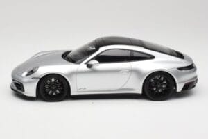 Porsche 911 992 Carrera 4 GTS Sidabrinis Minichamps 1:18 155063104 Metalas - nuotrauka 3 iš 6