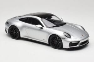 Porsche 911 992 Carrera 4 GTS Sidabrinis Minichamps 1:18 155063104 Metalas - nuotrauka 4 iš 6