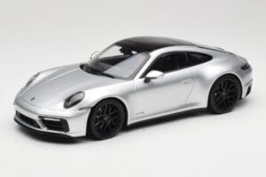 Porsche 911 992 Carrera 4 GTS Sidabrinis Minichamps 1:18 155063104 Metalas