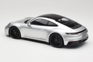 Porsche 911 992 Carrera 4 GTS Sidabrinis Minichamps 1:18 155063104 Metalas - nuotrauka 5 iš 6