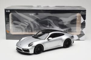 Porsche 911 992 Carrera 4 GTS Sidabrinis Minichamps 1:18 155063104 Metalas - nuotrauka 6 iš 6