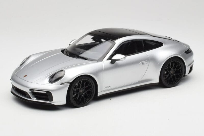 Porsche 911 992 Carrera 4 GTS Sidabrinis Minichamps 1:18 155063104 Metalas