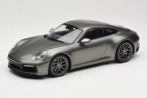 Porsche 911 992 Carrera 4S Aventurine Green Metallic Minichamps 1:18 155067328 Metalas