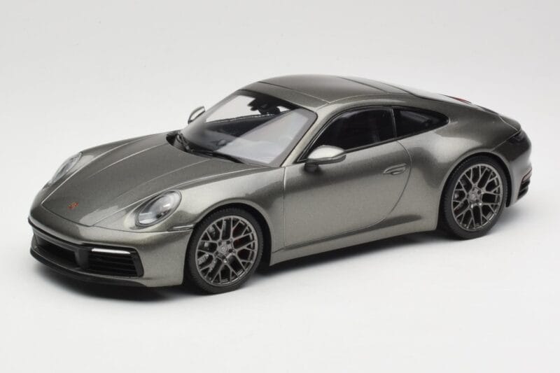 Porsche 911 992 Carrera 4S Aventurine Green Metallic Minichamps 1:18 155067328 Metalas