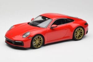 Porsche 911 992 Carrera 4S Guards Raudonas & Auksiniai Ratai Minichamps 1:18 153067328 Metalas