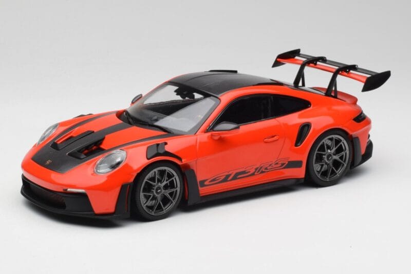 Porsche 911 992 GT3 RS Guards Oranžinis & Sidabriniai Ratai Minichamps 1:18 911992002 Metalas