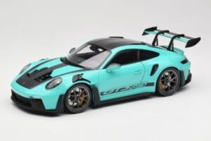 Porsche 911 992 GT3 RS Python Green & Dark Silver Wheels Minichamps 1:18 110062026 Metalas