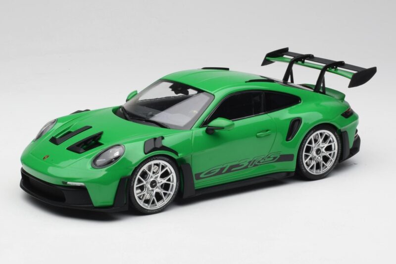 Porsche 911 992 GT3 RS Python Žalias & Sidabriniai Ratai & Juodas Dekoras Minichamps 1:18 153062235 Metalas
