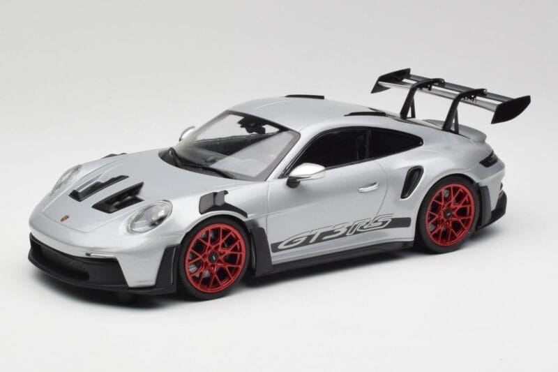 Porsche 911 992 GT3 RS Sidabrinis & Raudoni Ratai Minichamps 1:18 153062241 Metalas