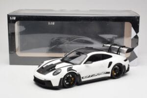 Porsche 911 992 GT3 RS Baltas & Juodi Ratai Minichamps 1:18 155062230 Metalas - nuotrauka 6 iš 6