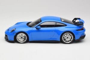 Porsche 911 992 GT3 Shark Mėlyna & Sidabriniai Ratai Minichamps 1:18 143069015 Derva - nuotrauka 3 iš 6