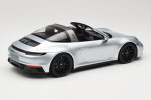 Porsche 911 992 Targa 4 GTS Sidabrinis Minichamps 1:18 155061061 Metalas - nuotrauka 2 iš 6
