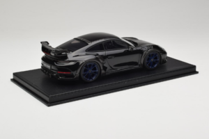 Porsche 911 992 TechArt GTstreet R Juodas Su Mėlynais Ratais TechArt 1:18 REMC009 Derva - nuotrauka 3 iš 6