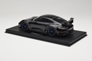 Porsche 911 992 TechArt GTstreet R Juodas Su Mėlynais Ratais TechArt 1:18 REMC009 Derva - nuotrauka 5 iš 6