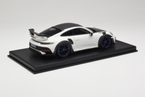 Porsche 911 992 TechArt GTstreet R Baltas Su Mėlynais Ratais TechArt 1:18 REMC014 Derva - nuotrauka 3 iš 6