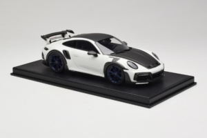 Porsche 911 992 TechArt GTstreet R Baltas Su Mėlynais Ratais TechArt 1:18 REMC014 Derva - nuotrauka 4 iš 6