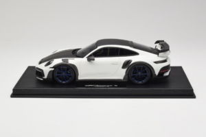 Porsche 911 992 TechArt GTstreet R Baltas Su Mėlynais Ratais TechArt 1:18 REMC014 Derva