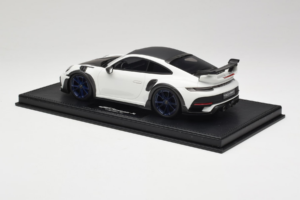 Porsche 911 992 TechArt GTstreet R Baltas Su Mėlynais Ratais TechArt 1:18 REMC014 Derva - nuotrauka 5 iš 6