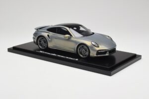 Porsche 911 Turbo S 992 Silver Bamboo Chromaflire With Display Case Spark 1:18 WAP0219100RTSS Derva - nuotrauka 4 iš 7