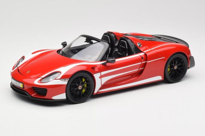 Porsche 918 Spyder Weissach Package Raudonas & Baltos Juostos Minichamps 1:18 110062442 Metalas