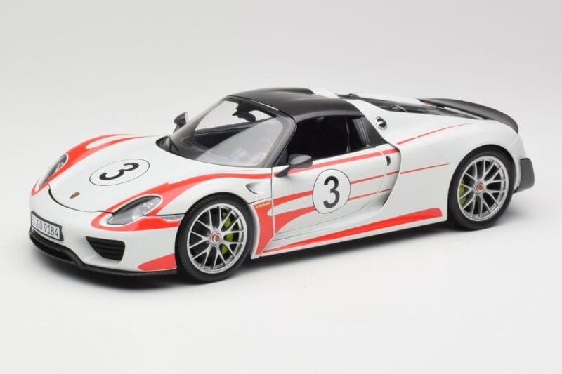Porsche 918 Spyder Weissach Package Salzburg Minichamps 1:18 110062441 Metalas