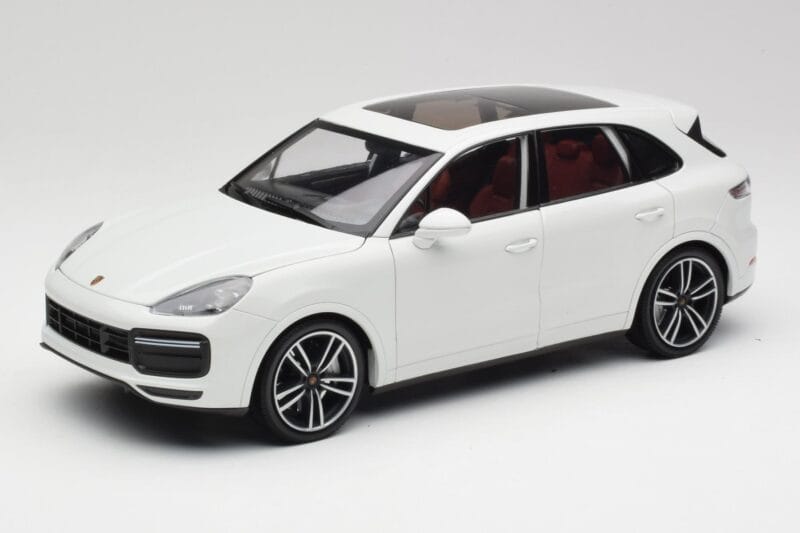 Porsche Cayenne 9YA Turbo Baltas Metallic Minichamps 1:18 155042560 Metalas
