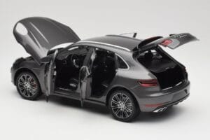 Porsche Macan Turbo 95B Grey Metallic Minichamps 1:18 110062501 Metalas - nuotrauka 5 iš 8