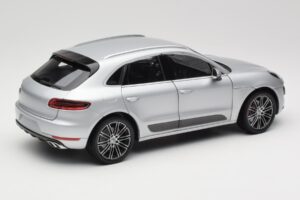Porsche Macan Turbo 95B Sidabrinis Minichamps 1:18 110062504 Metalas - nuotrauka 3 iš 8