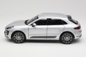 Porsche Macan Turbo 95B Sidabrinis Minichamps 1:18 110062504 Metalas - nuotrauka 4 iš 8