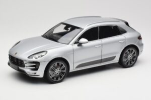 Porsche Macan Turbo 95B Sidabrinis Minichamps 1:18 110062504 Metalas