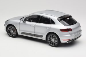 Porsche Macan Turbo 95B Sidabrinis Minichamps 1:18 110062504 Metalas - nuotrauka 5 iš 8