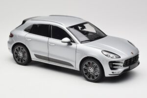 Porsche Macan Turbo 95B Sidabrinis Minichamps 1:18 110062504 Metalas - nuotrauka 6 iš 8