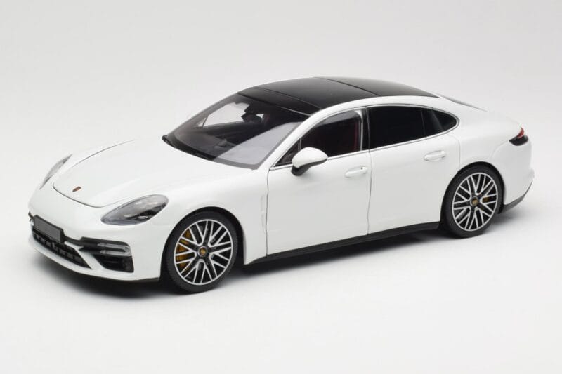 Porsche Panamera 971 Turbo S Baltas Metallic Minichamps 1:18 113061074 Metalas