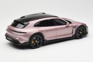 Porsche Taycan Turbo S Cross Turismo Metalinis Rožinis GT Spirit 1:18 GT440 Derva - nuotrauka 2 iš 6