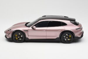 Porsche Taycan Turbo S Cross Turismo Metalinis Rožinis GT Spirit 1:18 GT440 Derva - nuotrauka 3 iš 6