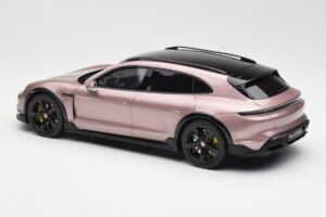 Porsche Taycan Turbo S Cross Turismo Metalinis Rožinis GT Spirit 1:18 GT440 Derva - nuotrauka 5 iš 6