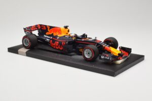 Red Bull Racing Tag Heuer RB13 #3 D. Ricciardo 3rd Place Malaysian GP 2017 Minichamps 1:18 117171503 Metalas - nuotrauka 4 iš 6