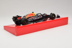 Red Bull RB18 #1 M. Verstappen Oracle Red Bull Racing Japanese Grand Prix Winner World Champion 2022 Minichamps 1:18 11322280 - nuotrauka 3 iš 7