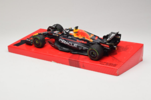 Red Bull RB18 #1 M. Verstappen Oracle Red Bull Racing Japanese Grand Prix Winner World Champion 2022 Minichamps 1:18 11322280 - nuotrauka 5 iš 7