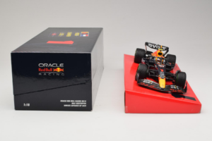 Red Bull RB18 #1 M. Verstappen Oracle Red Bull Racing Japanese Grand Prix Winner World Champion 2022 Minichamps 1:18 11322280 - nuotrauka 6 iš 7