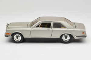 Rolls-Royce Camargue Sidabrinis Diamond Edition Bburago 1:18 3001-M3 Metalas - nuotrauka 4 iš 8
