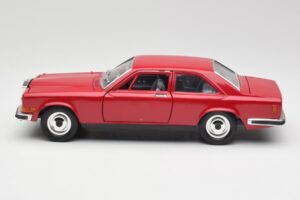 Rolls-Royce Camargue Raudonas Bburago 1:22 3001 Metalas - nuotrauka 4 iš 8