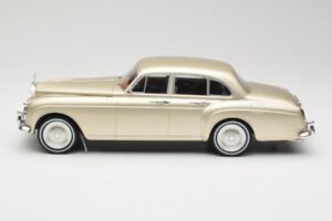 Rolls-Royce Silver Cloud III Flying Spur H.J. Mulliner Auksinis MCG 1:18 MCG18058 Metalas - nuotrauka 3 iš 6