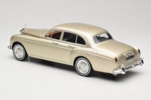 Rolls-Royce Silver Cloud III Flying Spur H.J. Mulliner Auksinis MCG 1:18 MCG18058 Metalas - nuotrauka 5 iš 6