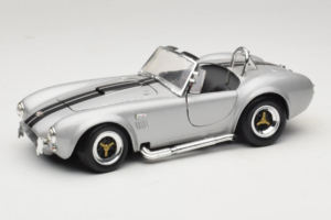 Shelby Cobra 427S/C Sidabrinis Su Juodomis Juostomis Road Signature 1:18 92058 Metalas