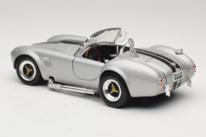 Shelby Cobra 427S/C Sidabrinis Su Juodomis Juostomis Road Signature 1:18 92058 Metalas - nuotrauka 7 iš 8