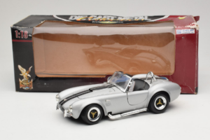 Shelby Cobra 427S/C Sidabrinis Su Juodomis Juostomis Road Signature 1:18 92058 Metalas - nuotrauka 8 iš 8